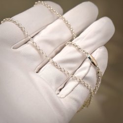 rtekde i 18 Kt guld, hvidguld eller sterling slv med en bl diamant