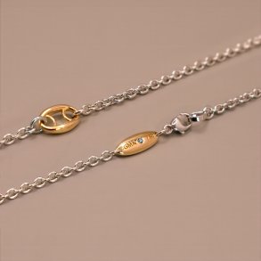 Elegant halskde i 18 Kt guld og hvidguld eller slv med en bl diamant