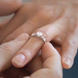 Forlovelsesring i 18 kt guld- vlg diamant, morganit eller topas