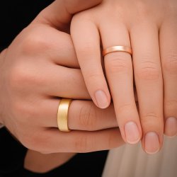 Vielsesringe i 18 kt guld med afrundede kanter