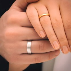 Vielsesringe  i 18 kt guld med skarpe kanter