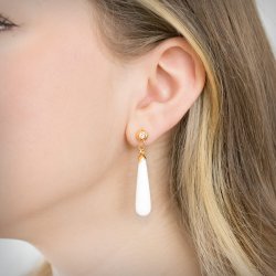 reringe vedhng i 18 kt guld med hvid agat  en drbe af elegance