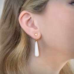 reringe vedhng i 18 kt guld med hvid agat  en drbe af elegance